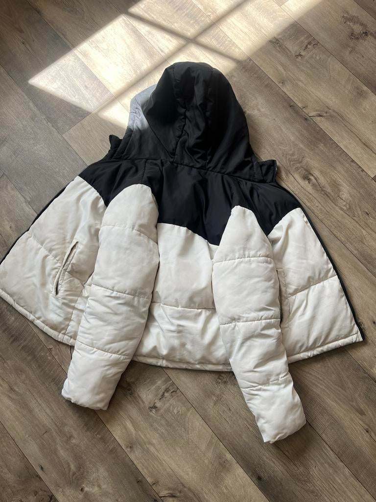 Zwart-witte pufferjas met capuchon, maat M, Kleding | Dames, Jassen | Winter, Ophalen of Verzenden, Gedragen, Maat 38/40 (M), Zwart