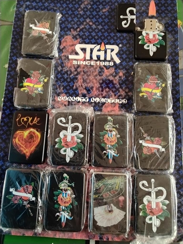 Star aanstekers met diverse designs - Nieuw in verpakking, Verzamelen, Rookartikelen, Aanstekers en Luciferdoosjes, Ophalen of Verzenden