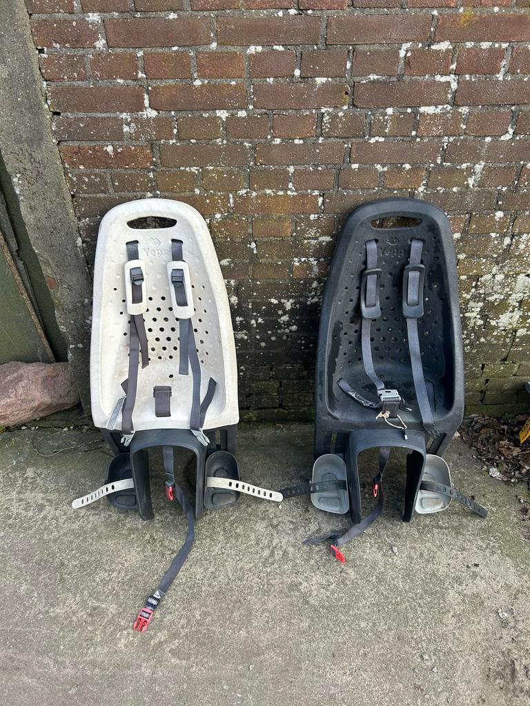 Yepp fietsstoeltjes wit en zwart - gebruikt, Fietsen en Brommers, Fietsaccessoires | Fietsstoeltjes, Ophalen, Gebruikt, Achterzitje