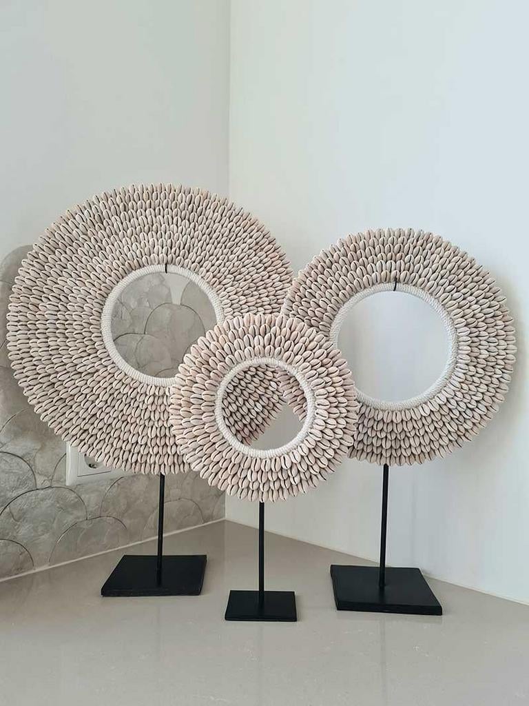 Schelpenkrans op standaard Anisa uit Bali, Ophalen of Verzenden, Tropical home, 6951nk, Nieuw