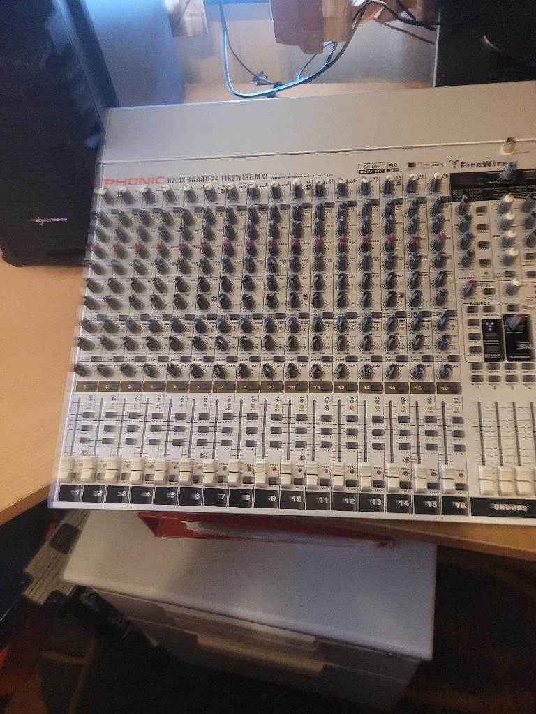 phonic helixboard  24 firewire mk11, Muziek en Instrumenten, Ophalen, Zo goed als nieuw, 20 kanalen of meer, Microfooningang