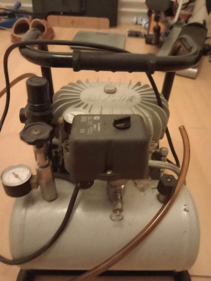 JUN-AIR Compressor - Compact en Stil, Doe-het-zelf en Verbouw, Compressors, Gebruikt, 6 tot 10 bar, 25 tot 100 liter, 200 tot 400 liter/min