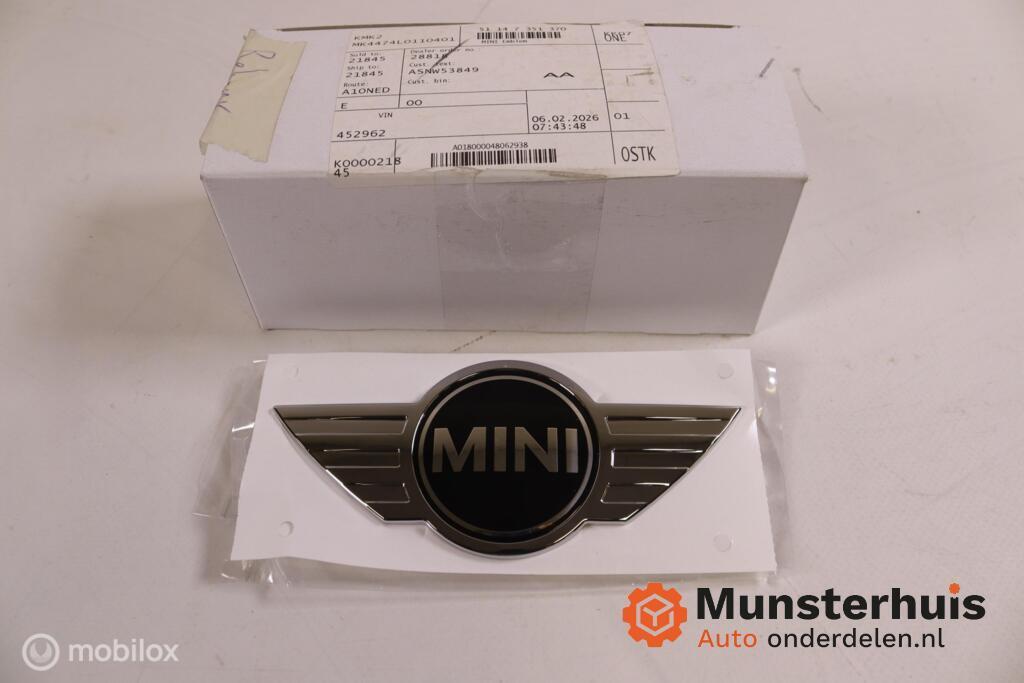 MINI Wing logo voorzijde Clubman F54  2003/2018  51147351370, Mini, Nieuw, Ophalen of Verzenden, Mini