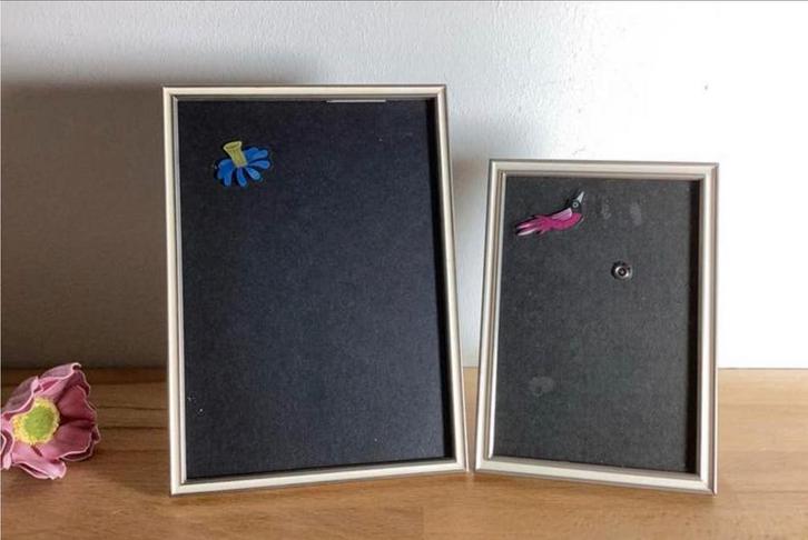 2 Zilverkleurige fotolijstjes - wit randje, Huis en Inrichting, Woonaccessoires | Lijsten, Gebruikt, Minder dan 50 cm, Minder dan 50 cm