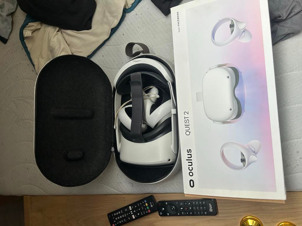 Oculus Quest 2 VR-bril met accessoires, Spelcomputers en Games, Virtual Reality, Zo goed als nieuw, Overige platformen, VR-bril