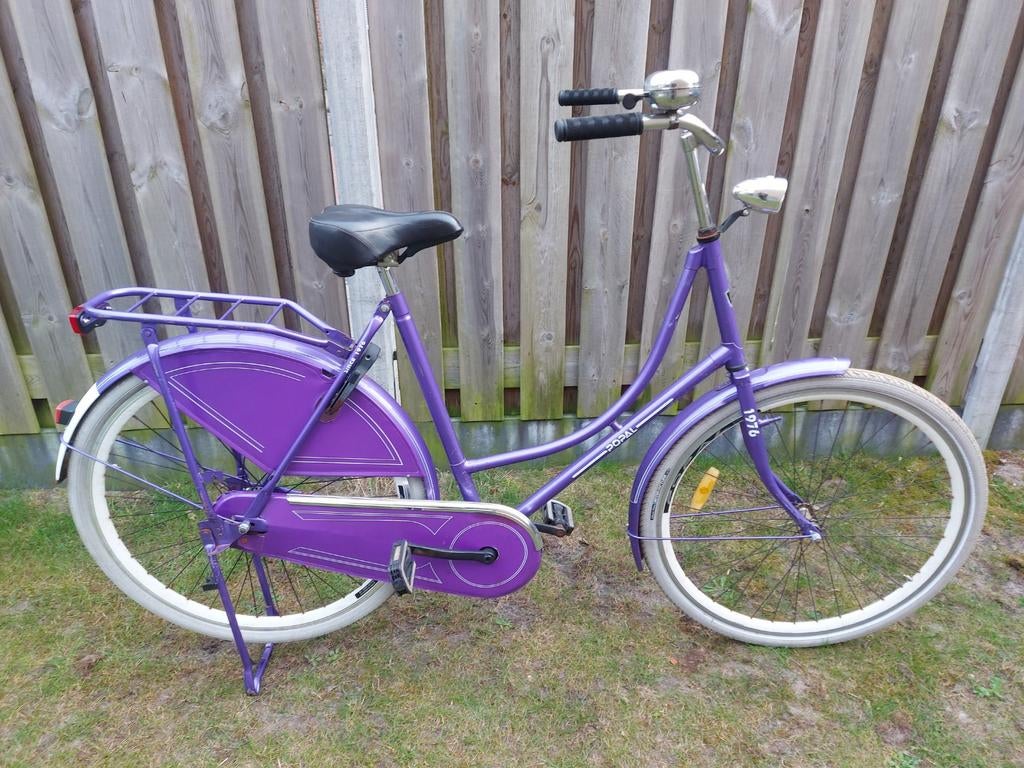 Popal mooie paarse oma fiets, Ophalen