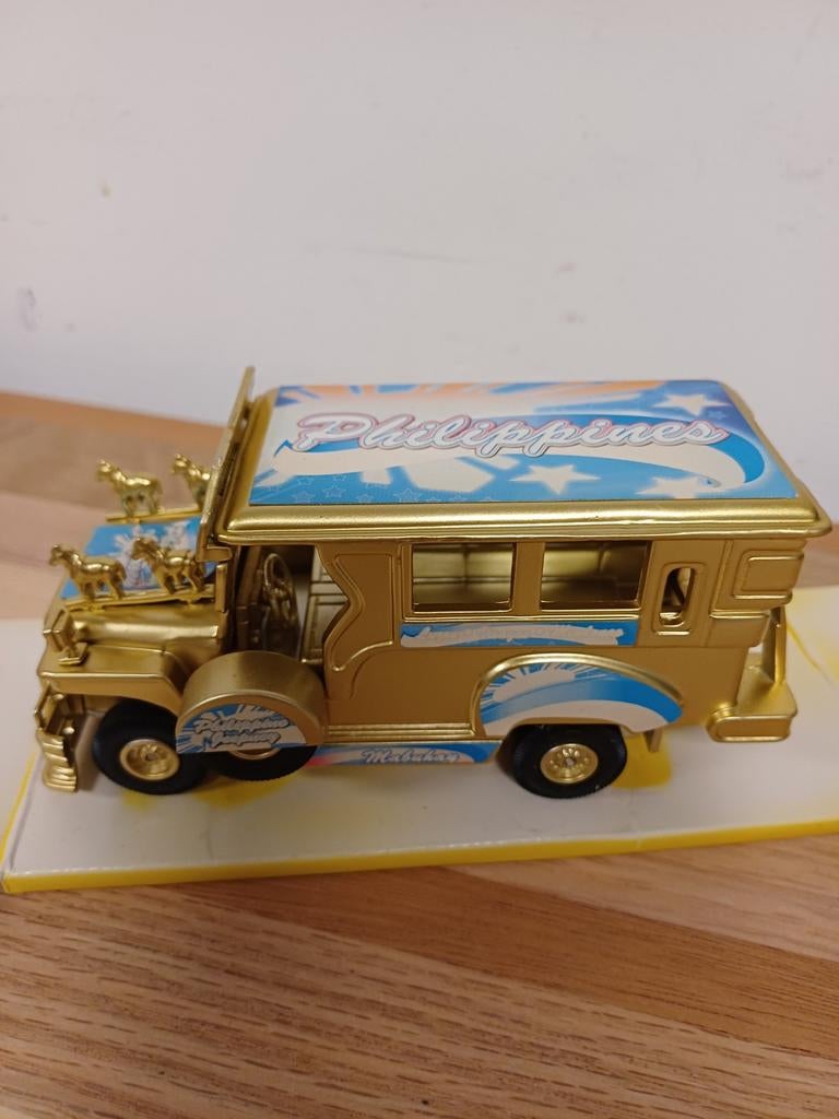 Jeepney Special Gold Edition, Ophalen of Verzenden, Bburago