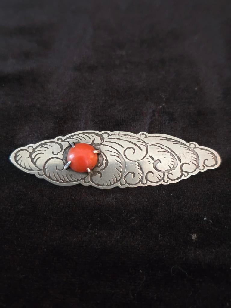 Amsterdamse School broche, zilver/bloedkoraal, gemerkt, 4 tot 7 cm, Gebruikt, Ophalen of Verzenden, Zilver