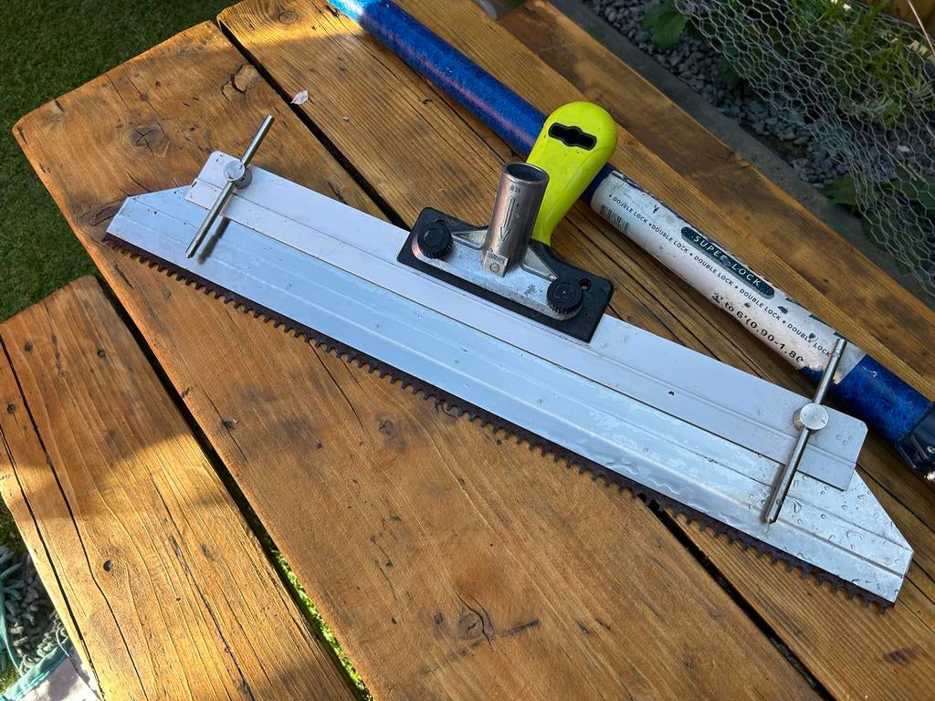 Wolff  egaliseer rakel met steel - Tegelgereedschap, Ophalen of Verzenden, Gebruikt