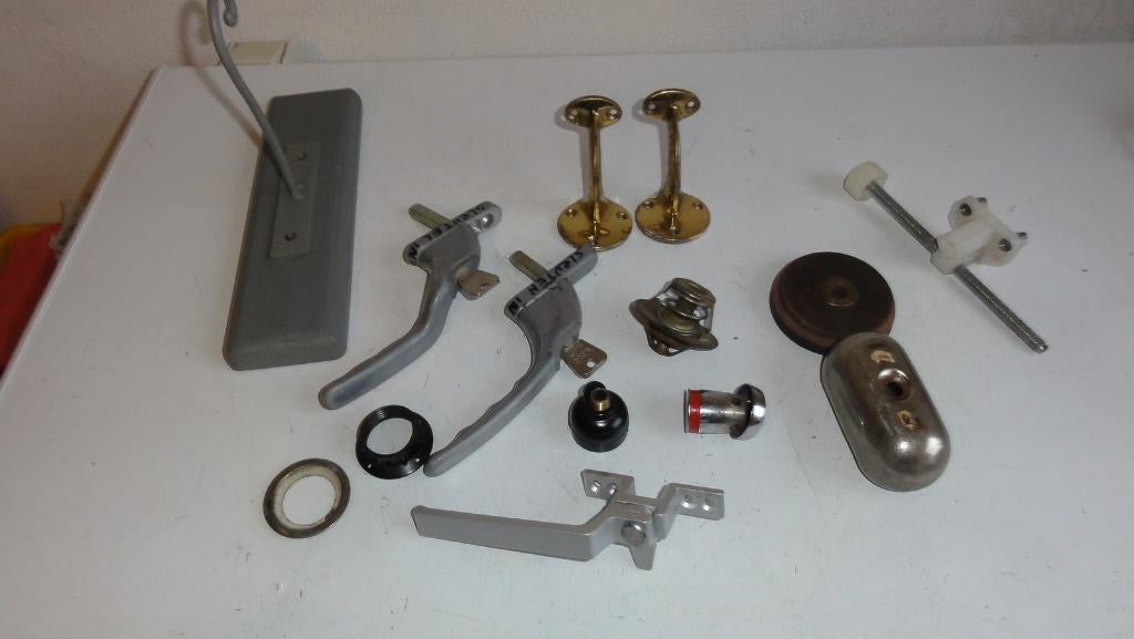 Raamsluiting, deurkrukken met slot, jashaak antiek etc, Ophalen of Verzenden, Gebruikt, Overige typen