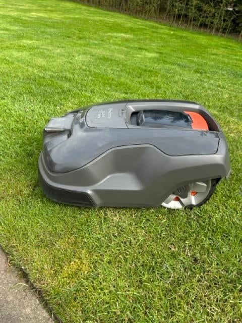 Goed onderhouden Husqvarna 315X  compleet incl. huisje, Tuin en Terras, Robotmaaiers, Ophalen, Zo goed als nieuw, 20 tot 25 cm