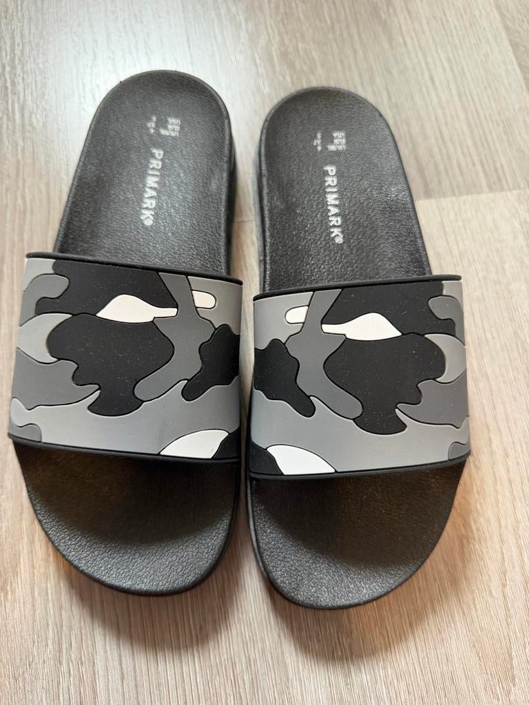 Primark slippers camouflage print maat 37, Kinderen en Baby's, Kinderkleding | Schoenen en Sokken, Ophalen, Nieuw