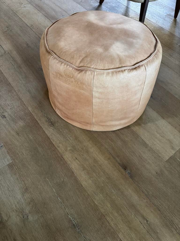 Fred de la Bretonière poef met logo's, 63x63x48 cm, Huis en Inrichting, Ophalen, Rond, Leer, Zo goed als nieuw
