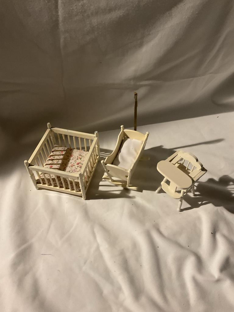 Poppenhuis meubels 1:12 - Ledikant, wieg en kinderstoel, Ophalen of Verzenden, Gebruikt, Poppenhuis