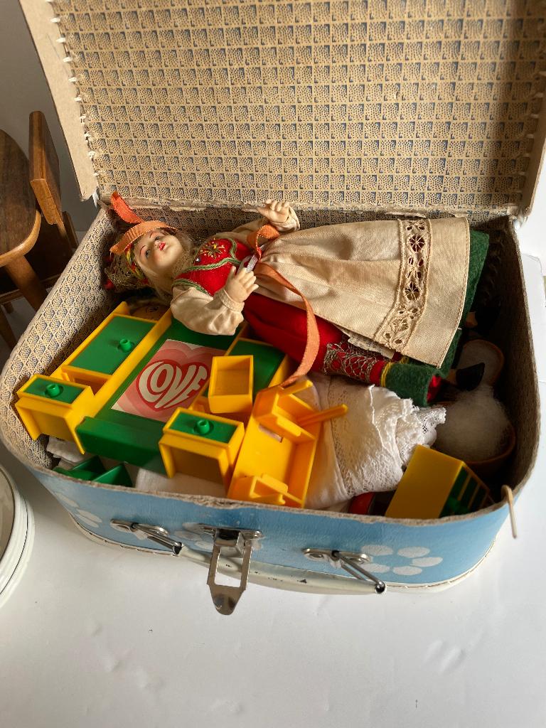 Vintage koffertje+vintage poppetjes+Pools kinderserviesje, Verzamelen, Poppetjes en Figuurtjes, Ophalen, Gebruikt