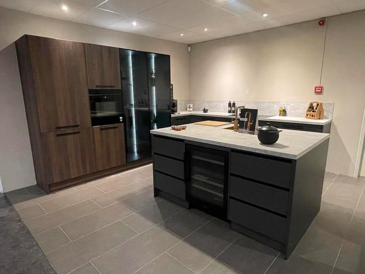 Moderne Hoekkeuken met eiland, Huis en Inrichting, Keuken | Complete keukens, Ophalen, Zwart, Overige typen, Zo goed als nieuw