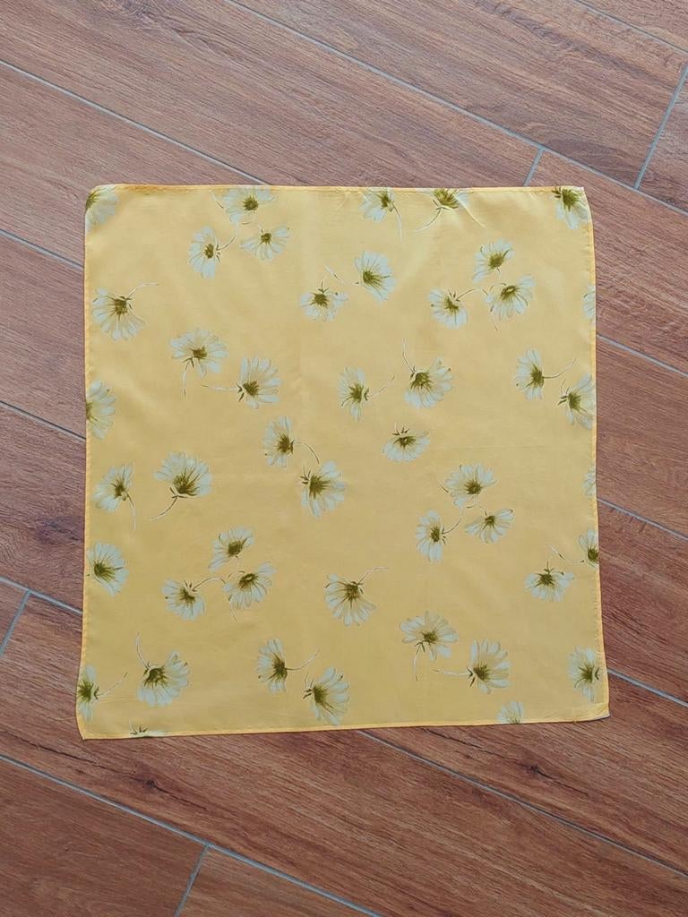 Codello sjaal geel met bloemen, Codello, Ophalen of Verzenden, Zo goed als nieuw, Sjaal