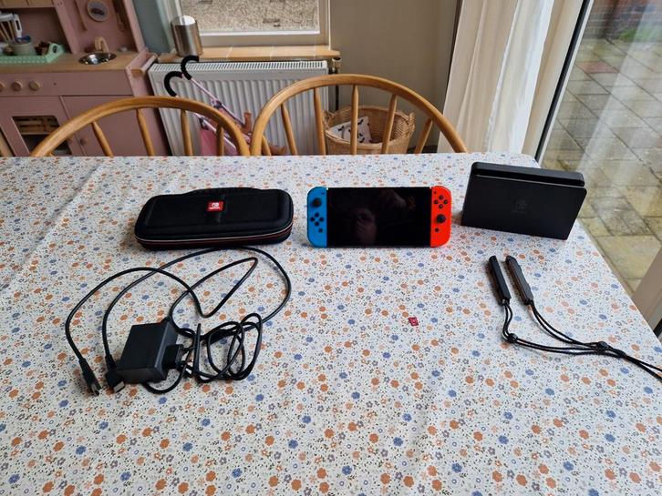 Nintendo Switch OLED met accessoires, Spelcomputers en Games, Spelcomputers | Nintendo Switch, Zo goed als nieuw, Switch OLED