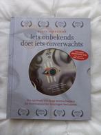 p15 Iets onbekends doet iets onverwachts - Boek + DVD, Boeken, Ophalen of Verzenden, Zo goed als nieuw, Renée Scheltema