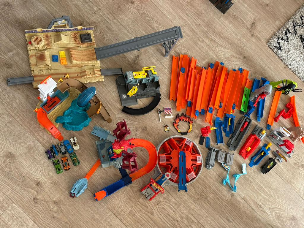 Hot wheels (veel banen en losse onderdelen in een box), Kinderen en Baby's, Speelgoed | Racebanen, Ophalen, Gebruikt, Onderdelen
