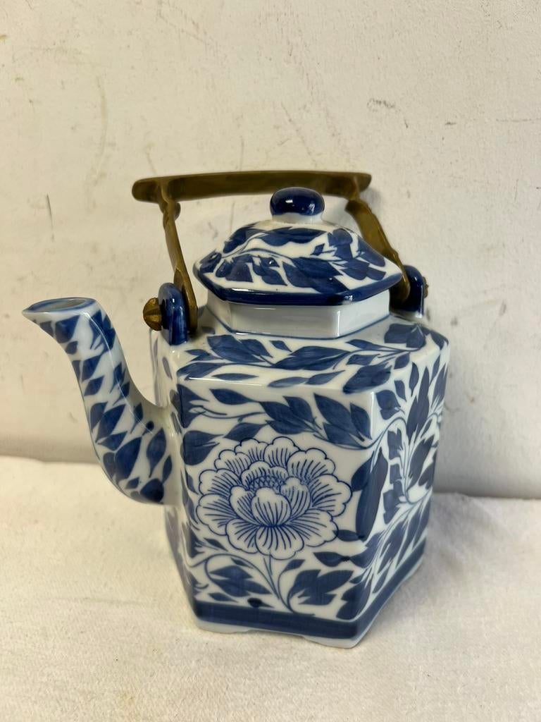 Te Koop : Porseleinen Theepot Thailand Messing Hengsel, Ophalen of Verzenden