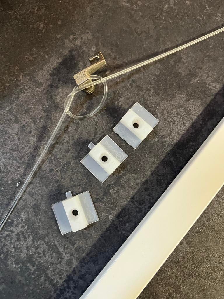 Schilderij ophangsysteem - compleet met rail en draden, Ophalen, Gebruikt, Metaal of Aluminium, 125 cm of meer