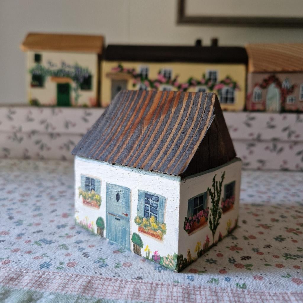 Handbeschilderd huisje tiny cottage - 6,5x6x7 cm, Ophalen of Verzenden, Nieuw, Hout