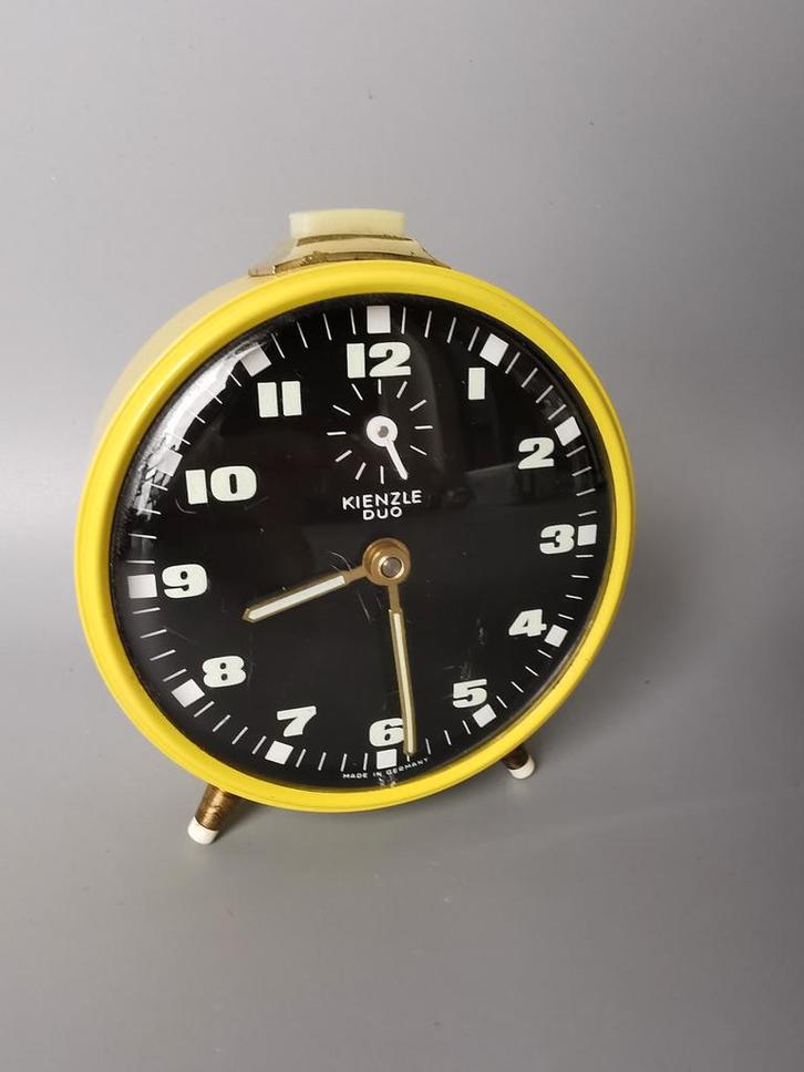 Retro vintage geel Kienzle duo klokje mid century design, Verzamelen, Retro, Huis en Inrichting, Verzenden