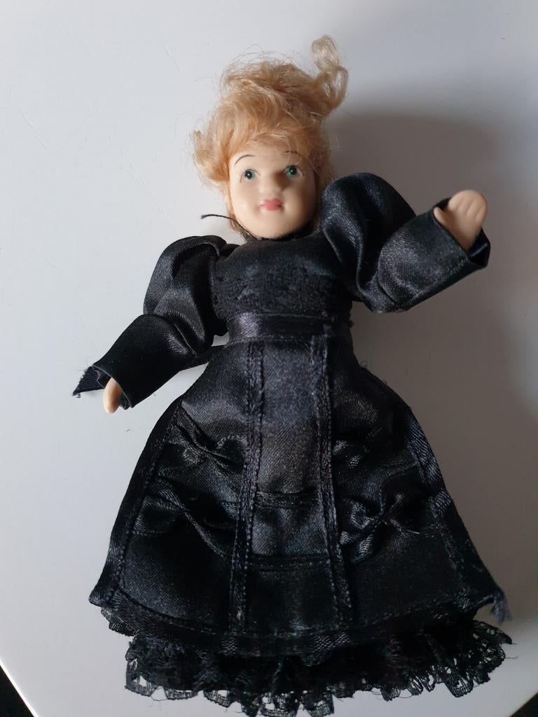 Antiek popje in zwarte jurk/ porselein, Ophalen of Verzenden