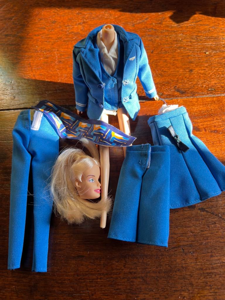 KLM Barbie met stewardess uniform en accessoires, Ophalen of Verzenden, Gebruikt, Meisje