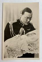 Prins Bernhard met de pasgeboren Prinses Marijke, Ophalen of Verzenden, Zo goed als nieuw, Nederland, Kaart, Foto of Prent