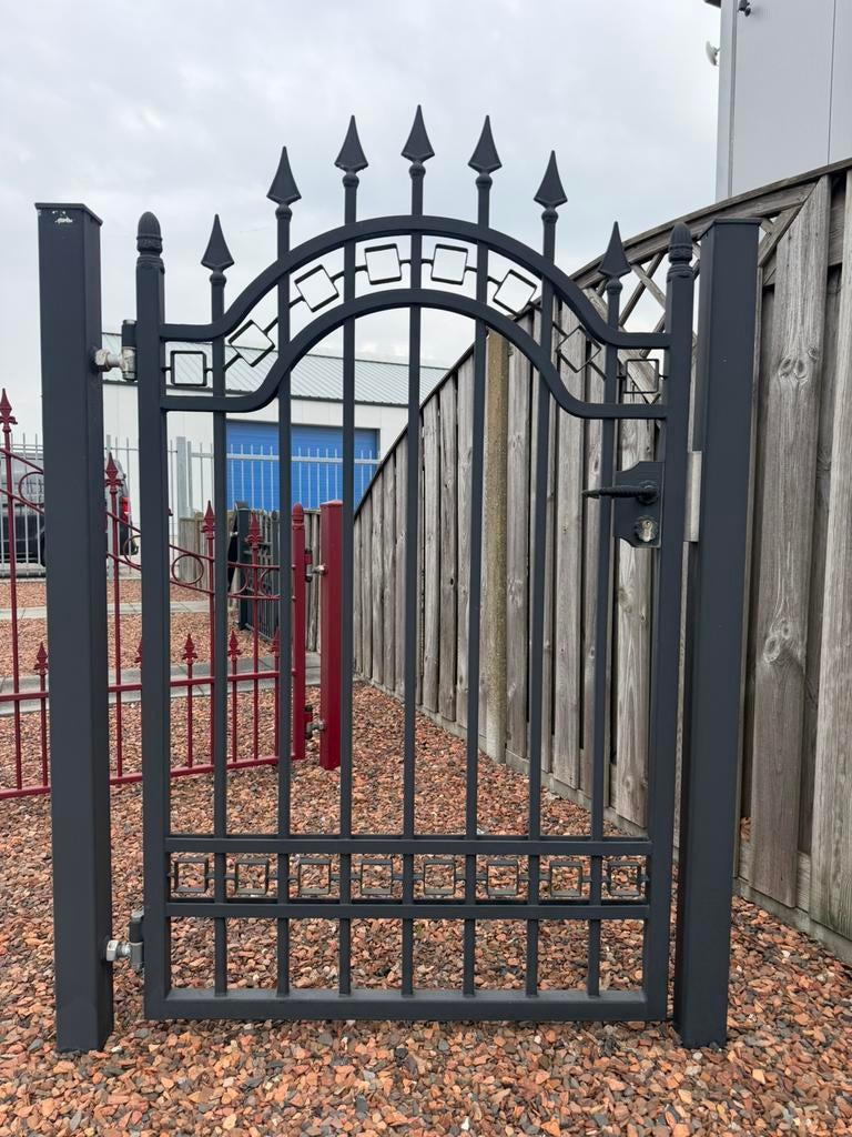 Enkele sier looppoort zwart 110x150/170 cm met palen, Tuin en Terras, Tuinpoorten, Ophalen, Gebruikt, Info@momanhekwerk.nl, Looppoort