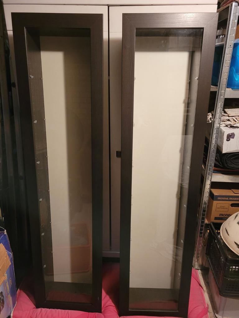 2x Ikea Bertby hang vitrinekast 12 plankjes donkerbruin, Ophalen, Gebruikt