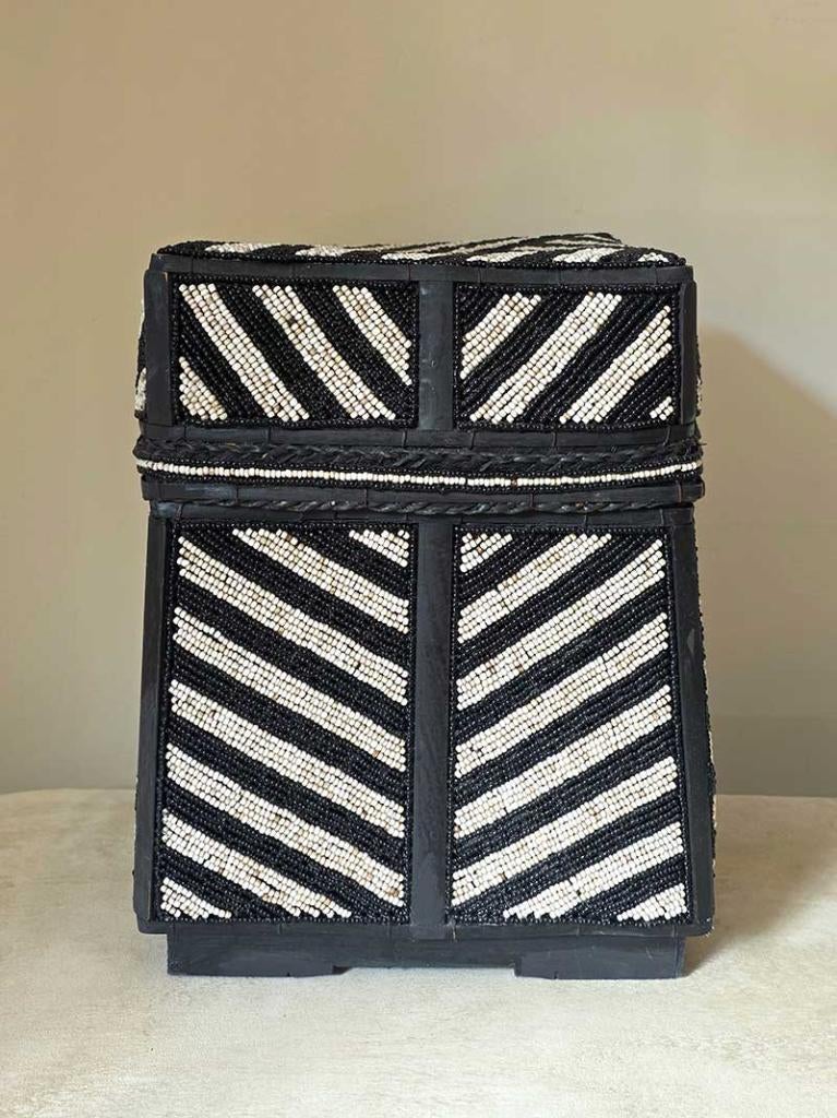 Luxe hoge kralen offermand Zebra uit Bali, Mand, Ophalen of Verzenden, Tropical home, Rechthoekig