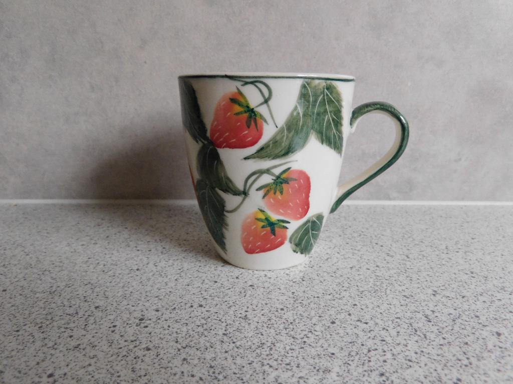 Senseo mok A Aardbei Vic's Handpainted, Huis en Inrichting, Keuken | Servies, Ophalen of Verzenden, Zo goed als nieuw, Overige stijlen