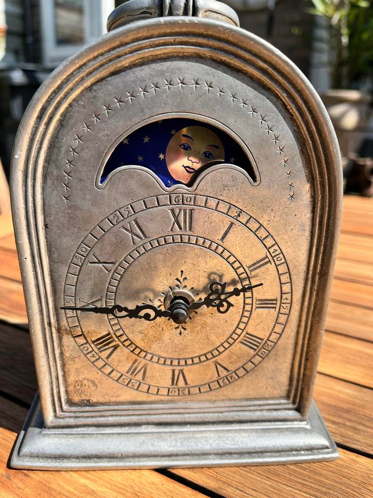 Replica Quartz Tinnen Tafelklok met Zonnestand Aanwijzing, Antiek en Kunst, Ophalen of Verzenden