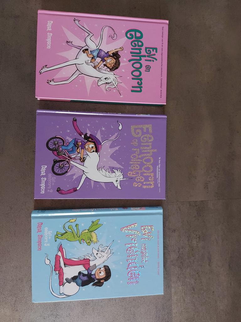 Evi en Eenhoorn Boeken Set, Boeken, Ophalen of Verzenden, Zo goed als nieuw, Dana Simpson, Sprookjes
