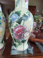 2 Brocante Barbotine Vazen Reliëf Vlinders & Bloemen oosters, Ophalen of Verzenden