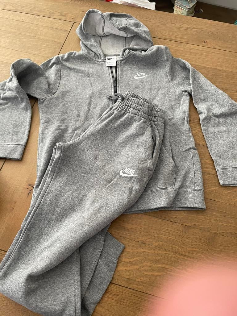 Nike crew fleece joggingpak maat L (152 ) als nieuw!!, Ophalen of Verzenden, Zo goed als nieuw, Jongen of Meisje, Setje