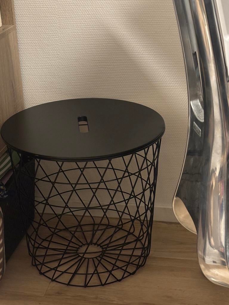Zwart bijzettafeltje van Ikea, Huis en Inrichting, Tafels | Bijzettafels, Ophalen, Minder dan 45 cm, Minder dan 55 cm, Gebruikt