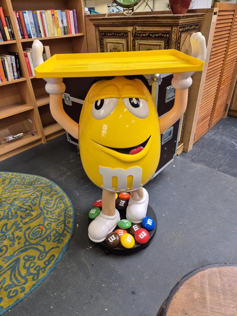 M&M display figuur - Geel met dienblad, Hobby en Vrije tijd, Feestartikelen, Gebruikt, Ophalen