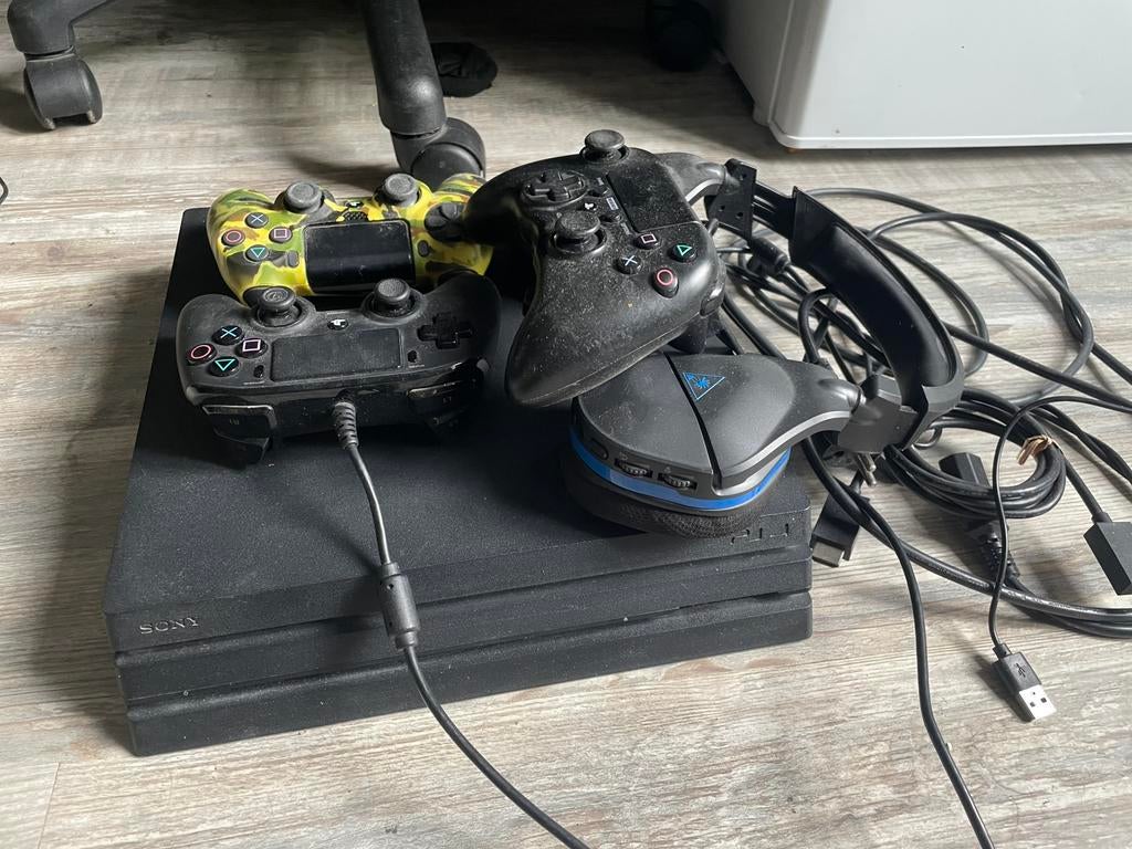 Ps4 met extra controllers, Spelcomputers en Games, Spelcomputers | Xbox Original, Ophalen of Verzenden, Zo goed als nieuw, Met 2 controllers