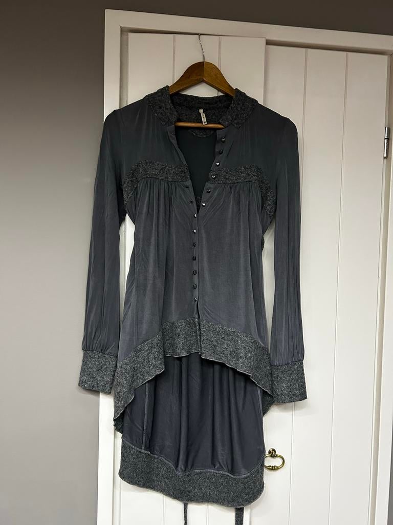 Grijs jurkje met lange mouwen en knoopjes t1/36/s indies, Ophalen of Verzenden, Maat 36 (S), Grijs, Gedragen