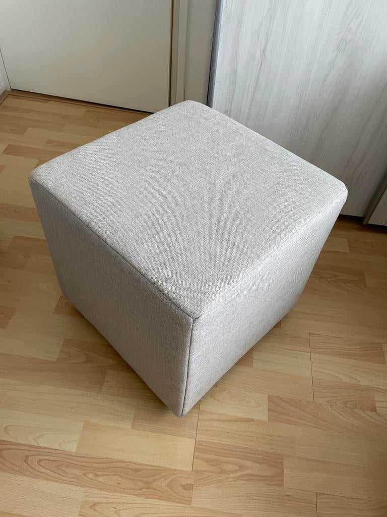Mooie poef/voetenbank - Zo goed als nieuw, Ophalen, Minder dan 50 cm, Vierkant, Zo goed als nieuw