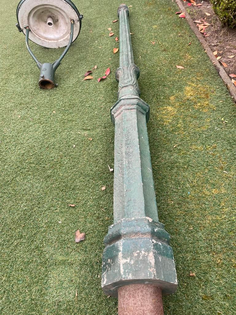 Antieke gietijzeren lantaarnpaal met lamp, Ophalen