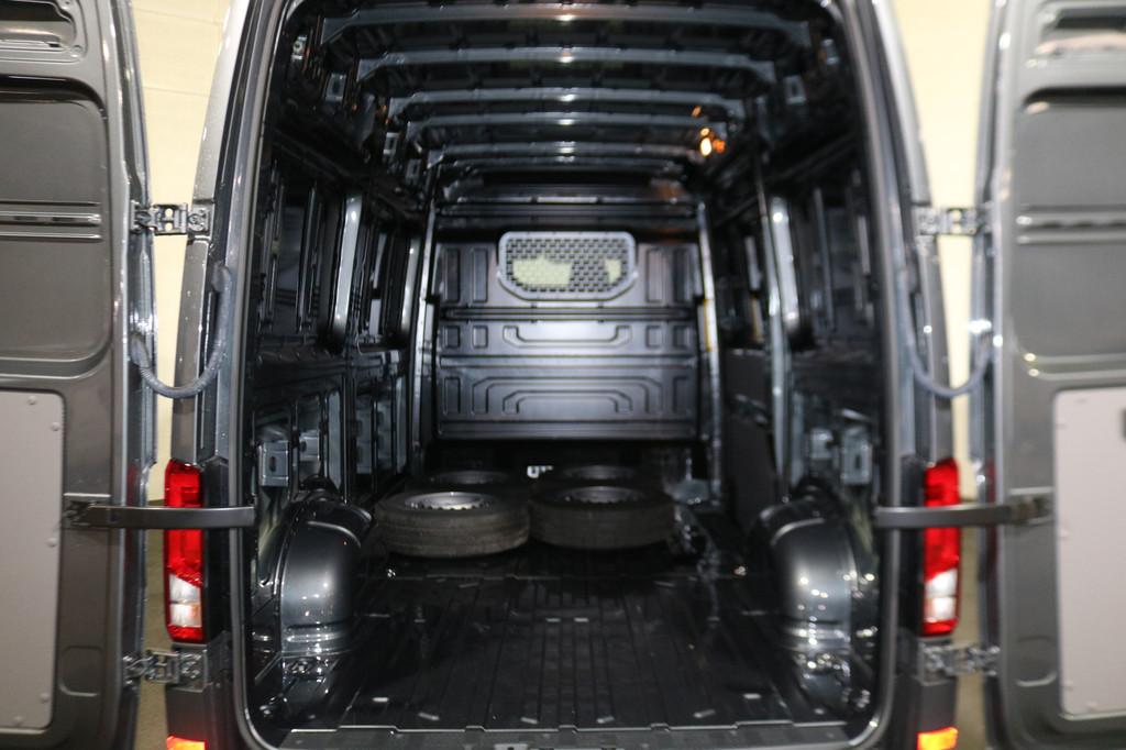 Volkswagen Crafter 2.0 TDI 177pk L3 H3 Automaat Airco Naviga, Lichtsensor, Gebruikt, 4 cilinders, Volkswagen