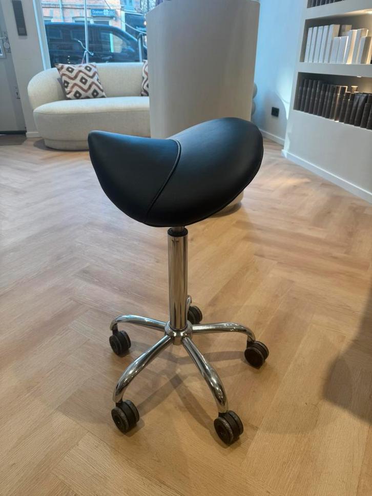 Zadelkruk zwart kapper, Huis en Inrichting, Krukjes, Zo goed als nieuw, Ophalen