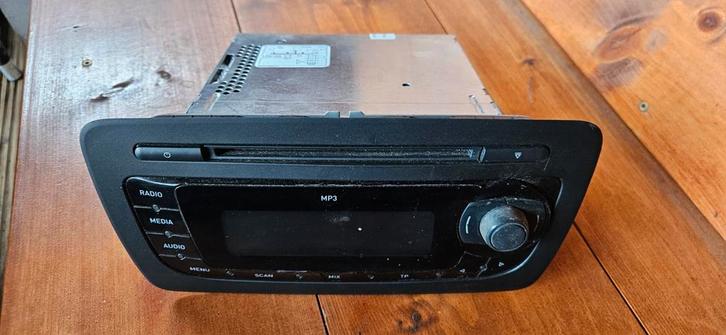 2x Autoradio: Seat Ibiza 2010 & Kia Rio 2014, Auto diversen, Autoradio's, Gebruikt, Ophalen of Verzenden