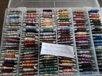 Doos dmc borduurgaren met ongeveer 148 verschillende kleuren, Hobby en Vrije tijd, Borduren en Borduurmachines, Ophalen of Verzenden