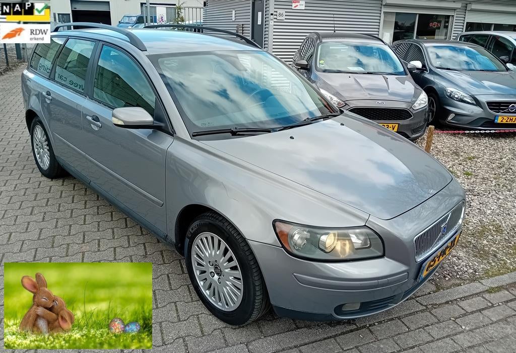 Volvo V50 2.4 140PK 2004, NIEUWE APK! TREKHAAK, Stof, Zwart, 4 cilinders, 700 kg
